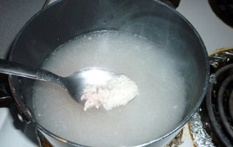 菠菜瘦肉粥 ,然后加入猪肉，水，大火煮开