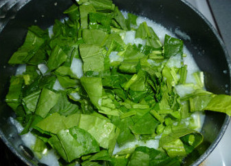 菠菜瘦肉粥 ,加入<a style='color:red;display:inline-block;' href='/shicai/ 117'>菠菜</a>碎，再煮5分钟即可