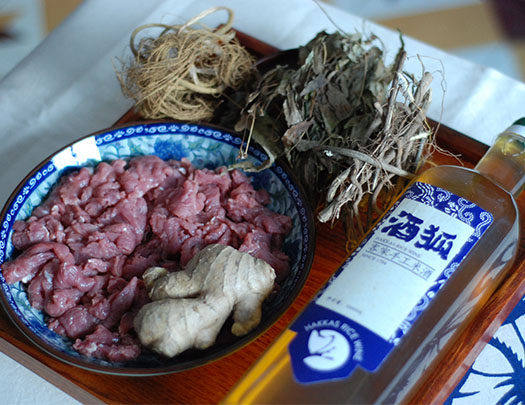 牛肉涮米酒,<a style='color:red;display:inline-block;' href='/shicai/ 216'>牛肉</a>切片放入少许盐、鸡精、地瓜粉，抓揉均匀备用。