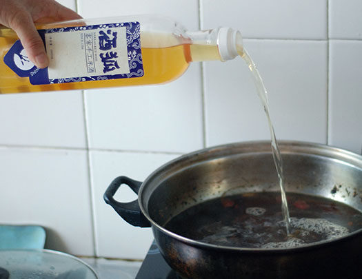 鸡肉涮米酒,倒入<a style='color:red;display:inline-block;' href='/shicai/ 4367'>米酒</a>,待汤水沸腾后,加入鸡肉。