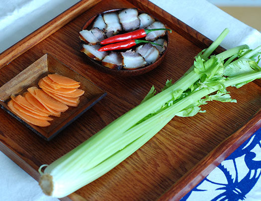 腊肉炒西芹,<a style='color:red;display:inline-block;' href='/shicai/ 143'>西芹</a>切成段、<a style='color:red;display:inline-block;' href='/shicai/ 62'>辣椒</a>切斜片、蒜瓣拍碎，<a style='color:red;display:inline-block;' href='/shicai/ 436'>腊肉</a>切薄片，待用。