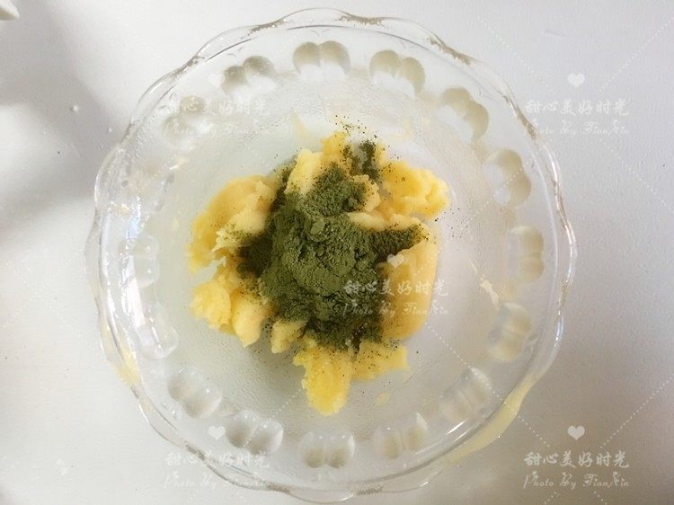 胡萝卜香草泡芙（8线连架小胡萝卜模具）,取一部分糊化的面糊，加入抹茶粉并继续搅拌均匀