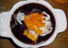 芒果奶油黑米粥,加适量<a style='color:red;display:inline-block;' href='/shicai/ 3729'>白糖</a>或冰糖，装碗后倒入一些<a style='color:red;display:inline-block;' href='/shicai/ 8197'>淡奶油</a>，放上<a style='color:red;display:inline-block;' href='/shicai/ 598'>芒果</a>粒即可