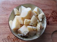 香辣锅巴土豆,<a style='color:red;display:inline-block;' href='/shicai/ 23'>土豆</a>煮熟,用竹签能够扎透即可;切成滚刀块儿