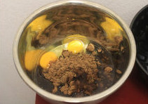 咕咕霍夫蛋糕,将A组原料混合在一个碗里,用打蛋器打匀