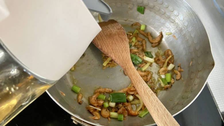 西芹炒香干,淋半汤匙料酒,煸炒去腥
