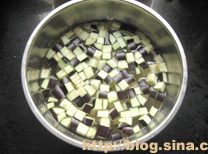 酱爆土豆茄丁,<a style='color:red;display:inline-block;' href='/shicai/ 58'>茄子</a>、<a style='color:red;display:inline-block;' href='/shicai/ 23'>土豆</a>冼净都切丁，用清水浸泡着。