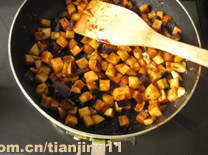 酱爆土豆茄丁,锅里热油,放入蒜末炒香,然后放<a style='color:red;display:inline-block;' href='/shicai/ 705'>豆瓣酱</a>炒出红油,倒入土豆和茄子,翻炒均匀。添加一些清水,盖上锅盖闷一会