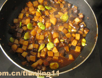 酱爆土豆茄丁,闷到蔬菜快熟的时候，放入<a style='color:red;display:inline-block;' href='/shicai/ 64'>蚕豆</a>，再根据个人口味加入盐和<a style='color:red;display:inline-block;' href='/shicai/ 10588'>糖</a>，继续闷到<a style='color:red;display:inline-block;' href='/shicai/ 64'>蚕豆</a>熟