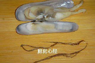 辣炒蛏子,焯水后的蛏子,要手动撕去蛏子的黑边,并挤去蛏子黑色的沙包