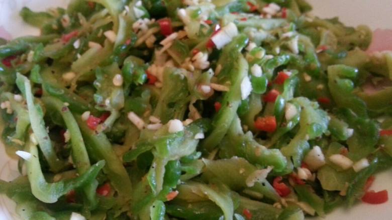 川南干拌苦瓜,<a style='color:red;display:inline-block;' href='/shicai/ 55'>苦瓜</a>切薄片，用盐腌十来分钟，用力挤干水分，放入小米辣末，大蒜末，<a style='color:red;display:inline-block;' href='/shicai/ 12043'>花椒粉</a>，拌匀即食。根据个人口味控制小米辣的多少！超级爽口！  