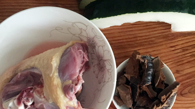 灵芝冬瓜老鸦汤,鸭肉皮油脂多,但不适合做汤,(做烤鸭不错哈),去掉皮油和大块的肉蒲,切块