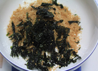 海苔肉松饼干,<a style='color:red;display:inline-block;' href='/shicai/ 548'>低筋面粉</a>过筛,加入<a style='color:red;display:inline-block;' href='/shicai/ 702'>泡打粉</a>，加入<a style='color:red;display:inline-block;' href='/shicai/ 432'>肉松</a>，加入<a style='color:red;display:inline-block;' href='/shicai/ 279'>海苔</a>，搅拌均匀待用