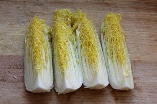 蒜蓉虾仁娃娃菜,<a style='color:red;display:inline-block;' href='/shicai/ 140'>娃娃菜</a>一剖为四,洗净沥干。