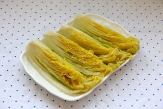 蒜蓉虾仁娃娃菜,锅中添入适量水,加少许盐,烧开后将娃娃菜焯熟,沥干水分,摆盘。