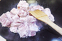 排骨米饭,炒锅烧热,加入少许油,再加入排骨