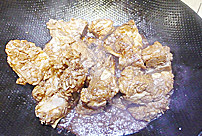 排骨米饭,加入酱油、<a style='color:red;display:inline-block;' href='/shicai/ 718'>料酒</a>、<a style='color:red;display:inline-block;' href='/shicai/ 788'>生抽</a>继续翻炒至排骨上色均匀