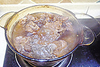 排骨米饭,加入盐、<a style='color:red;display:inline-block;' href='/shicai/ 3729'>白糖</a>,继续盖上盖子小火炖1小时,直到肉炖烂了为止