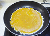 虾酱蛋碎炒黄瓜扭,锅烧热,加少许<a style='color:red;display:inline-block;' href='/shicai/ 849'>花生油</a>烧至7-8成热;中小火,将虾酱鸡蛋液倒入锅内