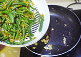 虾酱蛋碎炒黄瓜扭,边缘开始凝固时,用铲子慢慢铲动蛋液,炒至蛋液8成熟(略有未凝固的蛋液),称出。锅内倒一点花生油烧开,转中小火爆香<a style='color:red;display:inline-block;' href='/shicai/ 2794'>大蒜</a>片,加入黄瓜扭和一丁点盐,略微翻炒