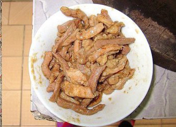 西芹胡萝卜肉丝,锅内放入适量的油,烧至七八成热,放入肉丝滑炒至八九成熟,盛出来备用。