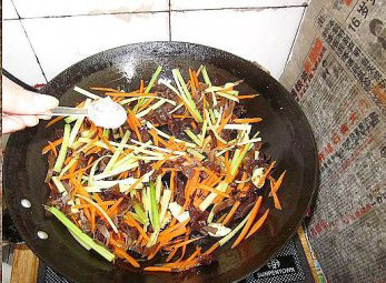 西芹胡萝卜肉丝,再加入芹菜丝稍炒后调入适量的盐,翻炒均匀