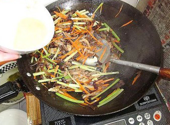 西芹胡萝卜肉丝,生抽加入一点水和淀粉,搅拌均匀成调料汁