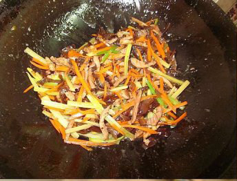 西芹胡萝卜肉丝,最后放入事先炒好的肉丝,倒入调料汁,收浓汁即可出锅