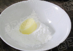 豌豆虾仁烩玉子豆腐,把<a style='color:red;display:inline-block;' href='/shicai/ 9342'>玉子豆腐</a>切小块，将<a style='color:red;display:inline-block;' href='/shicai/ 9342'>玉子豆腐</a>均匀的沾上干淀粉