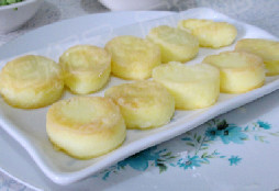 豌豆虾仁烩玉子豆腐,平底锅放入多一点油，下入玉子豆腐，煎至两面金黄，煎好的豆腐沥油，码在碟子里