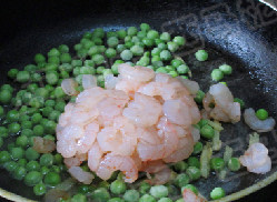 豌豆虾仁烩玉子豆腐,锅中留底油，下入姜丝爆香，下入<a style='color:red;display:inline-block;' href='/shicai/ 148'>豌豆</a>煸炒，再加入<a style='color:red;display:inline-block;' href='/shicai/ 287'>虾仁</a>