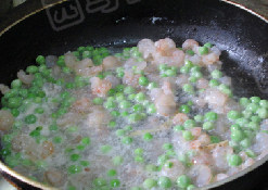 豌豆虾仁烩玉子豆腐,煸炒均匀后，加入一点水和浓缩鸡汁，煮至豌豆熟透，汤汁浓稠