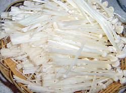 苦瓜培根金针菇卷,<a style='color:red;display:inline-block;' href='/shicai/ 55'>苦瓜</a>洗净去瓤，切成圆片，<a style='color:red;display:inline-block;' href='/shicai/ 234'>金针菇</a>洗净去掉根部