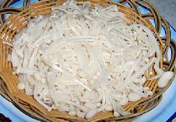 苦瓜培根金针菇卷,锅中注水加入盐和几滴油烧开，入苦瓜圈焯水。焯水后冲凉沥干水分，入金针菇焯水，焯水的金针菇直接捞入冷水中冲凉后沥干水分