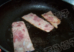 苦瓜培根金针菇卷,煎锅烧热，下入<a style='color:red;display:inline-block;' href='/shicai/ 443'>培根</a>煎烤。撒上一些<a style='color:red;display:inline-block;' href='/shicai/ 146542'>孜然粉</a>煎烤至熟透