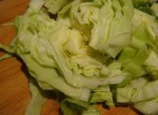 韩式辣炒年糕,<a style='color:red;display:inline-block;' href='/shicai/ 29'>洋葱</a>、<a style='color:red;display:inline-block;' href='/shicai/ 61'>青椒</a>、<a style='color:red;display:inline-block;' href='/shicai/ 111'>圆白菜</a>都切条状备用