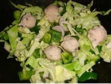 韩式辣炒年糕,炒锅内先铺切好的洋葱、再铺上青椒，再铺圆白菜，放上<a style='color:red;display:inline-block;' href='/shicai/ 335'>鱼丸</a>，<a style='color:red;display:inline-block;' href='/shicai/ 335'>鱼丸</a>上铺<a style='color:red;display:inline-block;' href='/shicai/ 552'>年糕</a>，辣酱放在上面，不用翻动