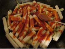 韩式辣炒年糕,加水，没过食材的一半，煮十分钟左右，出锅前根据自己口味调盐