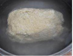 土豆烧鸭肉,醒好后倒入<a style='color:red;display:inline-block;' href='/shicai/ 156925'>水</a>;