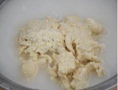 土豆烧鸭肉,开始洗,洗出白色的粉浆,把粉浆倒出备用,再在盆里加入清水多洗几次;