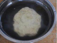 土豆烧鸭肉,把所有洗出的粉浆倒入一个盆中,沉淀六,7个小时;缓缓倒出上面的清水,将余下的面浆混合均匀;