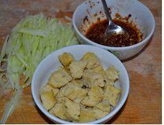 土豆烧鸭肉,几张凉皮卷起来,切块;