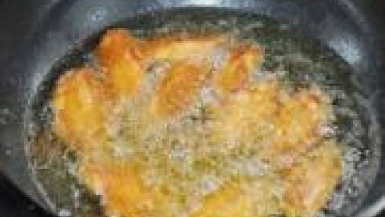 柠檬可乐鸡翅,用锅铲铲动一下，使之入味，盖上锅盖，大火烧开。