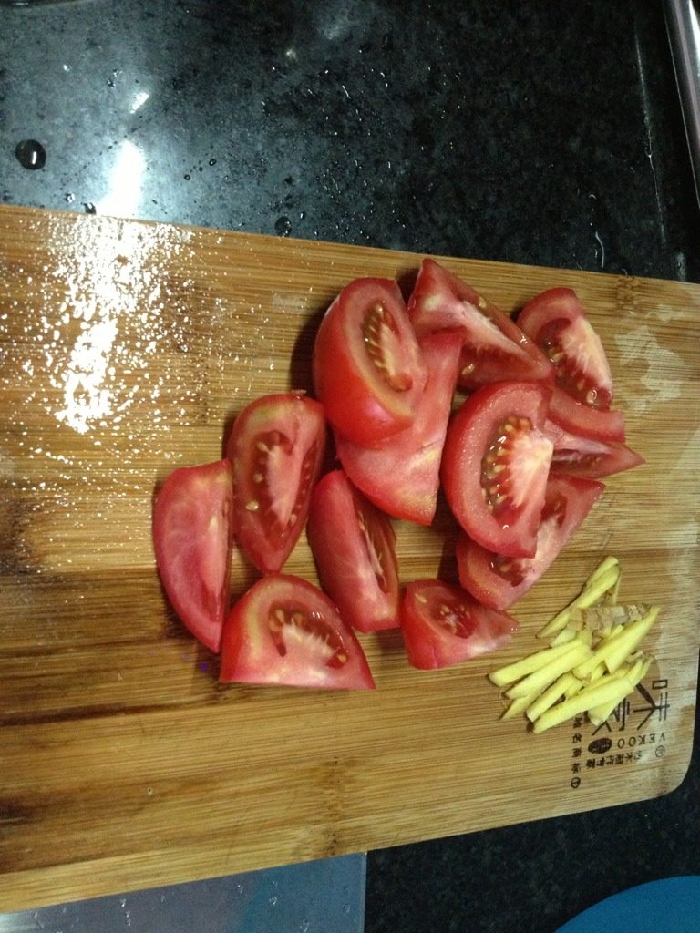 鸡肉鳝鱼虾泡饭,鳝鱼等煮开后放<a style='color:red;display:inline-block;' href='/shicai/ 59'>番茄</a>跟<a style='color:red;display:inline-block;' href='/shicai/ 37'>姜</a>丝。煮开五分钟后，放点生抽，盐，<a style='color:red;display:inline-block;' href='/shicai/ 756'>鸡精</a>。
