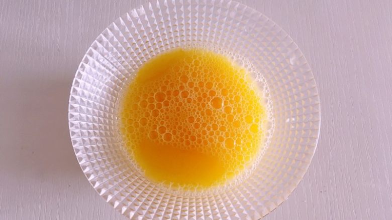 迷你芒果挞,一个<a style='color:red;display:inline-block;' href='/shicai/ 15'>蛋黄</a>加60克清水、1克盐、20克糖,搅拌均匀。