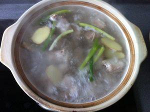 话梅排骨,另坐一砂锅清水,加葱断姜片烧开,把焯过水的排内捞出放进砂锅小火炖一小时