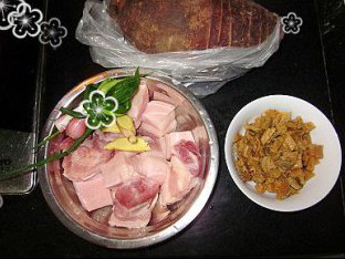 梅菜芋香红烧肉,<a style='color:red;display:inline-block;' href='/shicai/ 707'>梅干菜</a>用冷<a style='color:red;display:inline-block;' href='/shicai/ 156925'>水</a>浸泡回软，清洗两遍滤除泥沙，捞出挤干切成小段备用。<a style='color:red;display:inline-block;' href='/shicai/ 32'>芋头</a>去皮切成菱形块。<a style='color:red;display:inline-block;' href='/shicai/ 3232'>香葱</a>洗净打结。姜切片备用