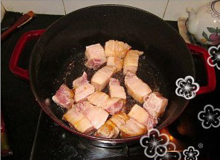 梅菜芋香红烧肉,在锅内加入一点点油，放入<a style='color:red;display:inline-block;' href='/shicai/ 10588'>糖</a>用小火翻炒至<a style='color:red;display:inline-block;' href='/shicai/ 10588'>糖</a>溶化并呈现金棕色。调大火力，小心放入<a style='color:red;display:inline-block;' href='/shicai/ 428'>五花肉</a>块，快速翻炒，防止炸锅。待肉块煸至变色时加入<a style='color:red;display:inline-block;' href='/shicai/ 762'>老抽</a>和<a style='color:red;display:inline-block;' href='/shicai/ 788'>生抽</a>翻拌均匀。然后加入<a style='color:red;display:inline-block;' href='/shicai/ 718'>料酒</a>和适量的水至将没过肉块