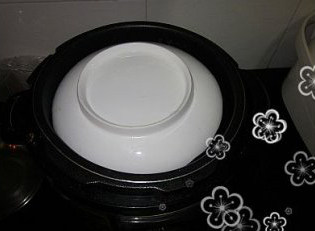 梅菜芋香红烧肉,然后再把已经收好汁的红烧肉连汤带肉浇在炸好的芋头块上,放入高压锅,盖上一个大盘,隔水压个30分钟即可
