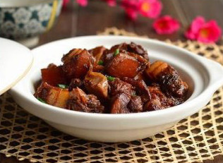 梅菜芋香红烧肉,取出的红烧肉再重新装盘,搅拌至汤汁均匀的裹在肉上